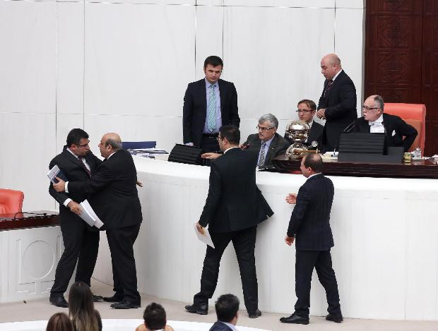 Meclis'de mikrofon kırdırtan tartışma - Resim: 3