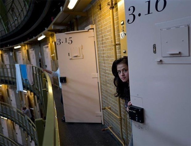 Boş hapishaneler göçmenlere ev oldu - Resim: 1