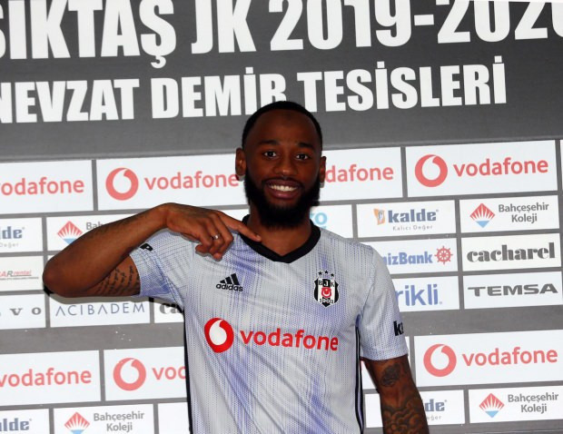 Beşiktaş N'Koudou transferini resmen açıkladı! İmzayı attı formayı giydi - Resim: 1