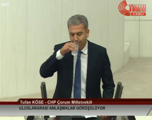 CHP Çorum Milletvekili Tufan Köse TBMM kürsüsünde su içti ortalık birbirine girdi - Resim: 0