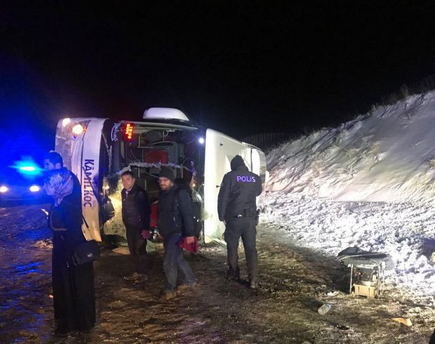 Sivas'ta can pazarı! Yolcu otobüsü devrildi - Resim: 0