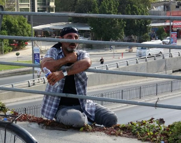 Köprüden atladı, telefondan canlı yayınladılar - Resim: 4