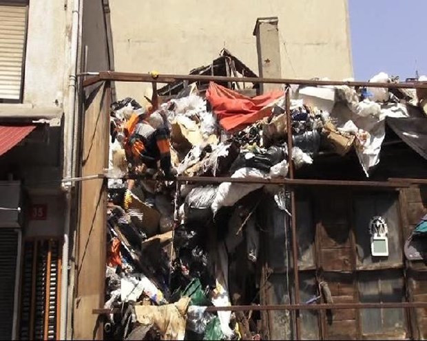 Tarihi binadan 10 kamyon çöp çıktı! - Resim: 4