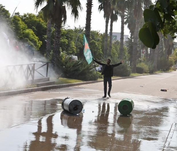 Polisten kaçmak için sırılsıklam oldu ama... - Resim: 4