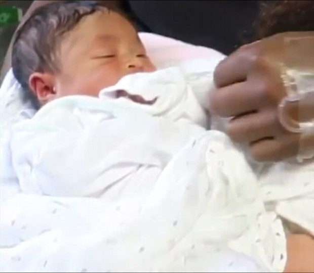 Serena Williams kızını kucağına aldı - Resim: 3