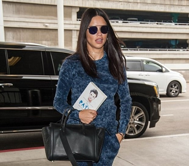Adriana Lima'nın elinde Türk yazarın kitabı! - Resim: 1
