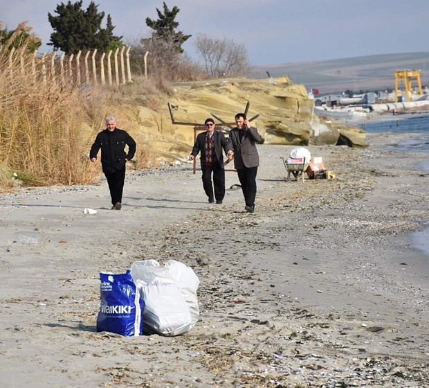 Bu kez karaya vuran balık değil bakın ne - Resim: 1