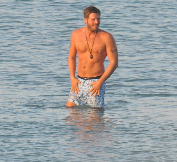 Kıvanç Tatlıtuğ sevgilisiyle halk plajında! - Resim: 1