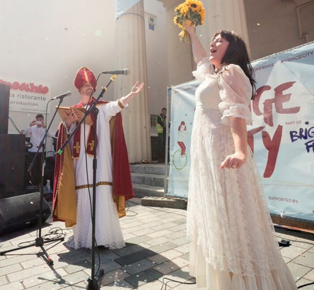 Gerçek aşkı bulamayan kadın kendisiyle evlendi! - Resim: 4