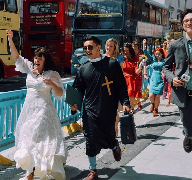 Gerçek aşkı bulamayan kadın kendisiyle evlendi! - Resim: 1