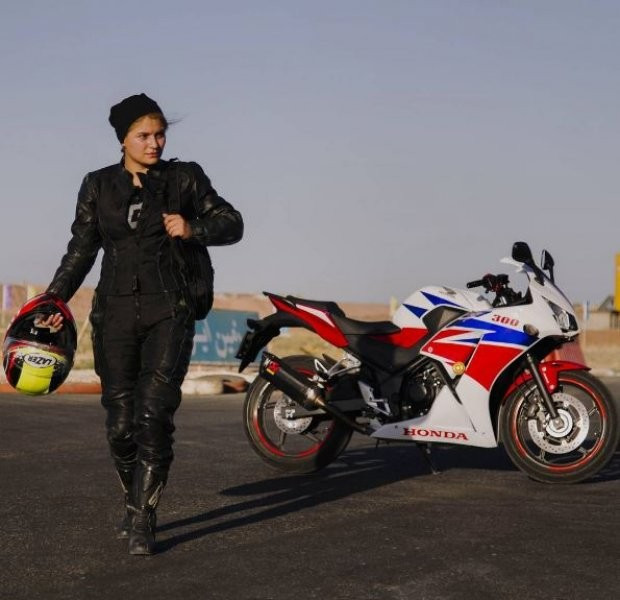 İranlı kadın motosikletçiye bakın sınır tanımıyor - Resim: 4