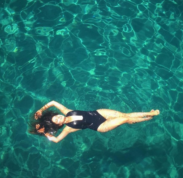 Birce Akalay'ın olay deniz pozuna bakın  - Resim: 1