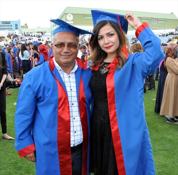 Babasıyla birlikte mezun oldu - Resim: 1