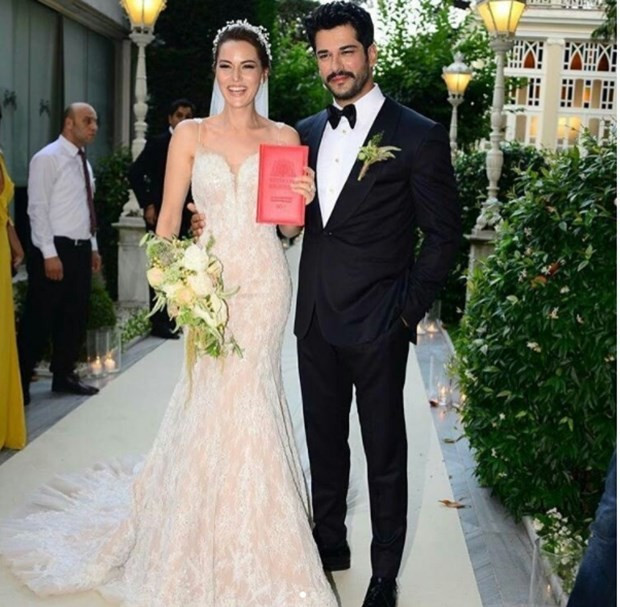 Burak Özçivit ve Fahriye Evcen evlendi! İşte yılın düğününden kareler - Resim: 2