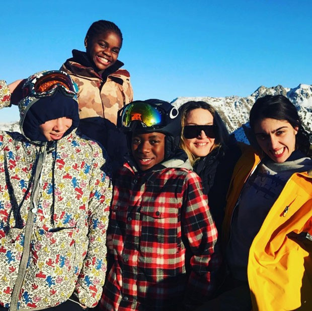 Kardashian yeni yıla böyle girdi sosyal medyayı yıktı! - Resim: 2