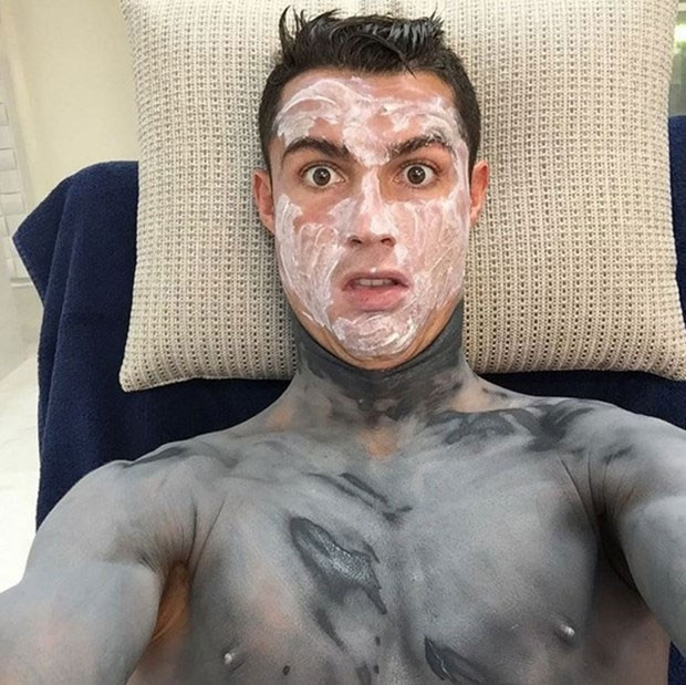 Adriana Lima'nın bile yüzünde maskesi var! - Resim: 3