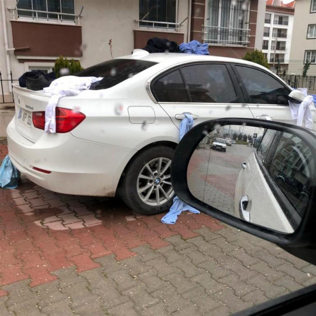 Eve gelmeyen eşinin kıyafetlerini otomobile bağladı - Resim: 1