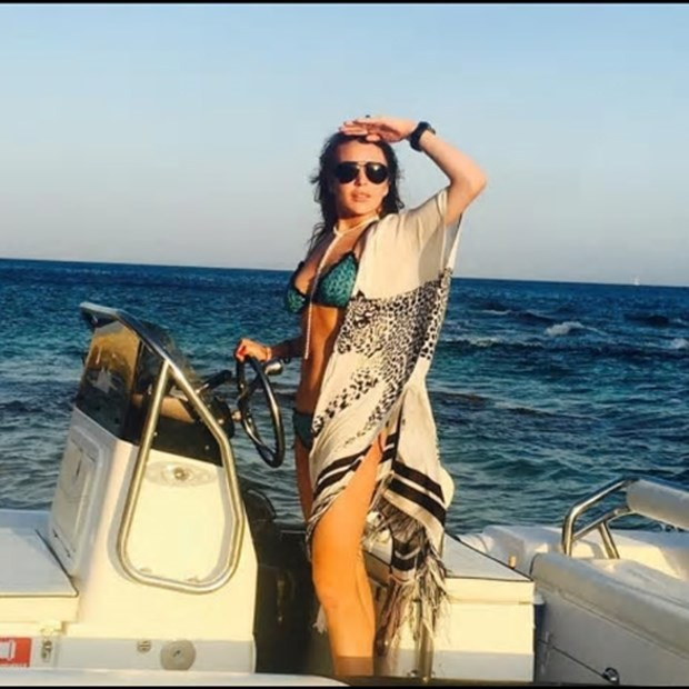 Seksi yıldızın Bodrum'da parmağı koptu! - Resim: 3