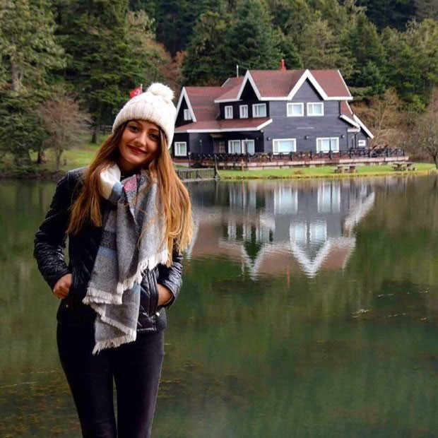 Kaldırımda yürüyen genç kızın feci ölümü akıl almaz! - Resim: 1