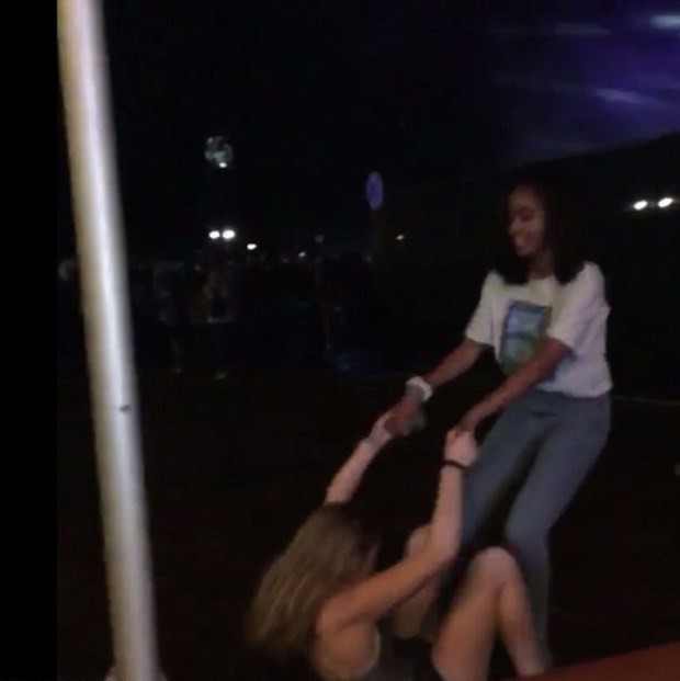 Obama'nın kızı çıldırdı yerlerde sürüklenerek yaptığına bakın - Resim: 2