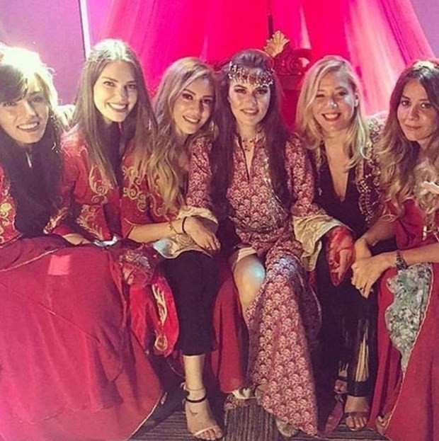 Fahriye Evcen'in kınasına bakın Burak Özçivit davulla bastı! - Resim: 4