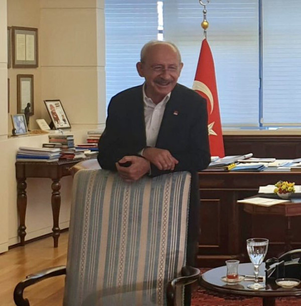 Kemal Kılıçdaroğlu'nun sevinç fotoğrafı sosyal medyaya damga vurdu - Resim: 0