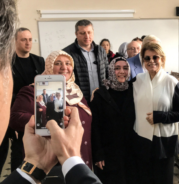 Tansu Çiller sırada bekletildiği için özür dileyen görevlilere böyle dedi - Resim: 0