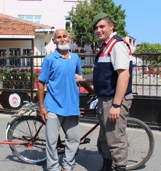 Torununu görmek için 100 km pedal çevirdi - Resim: 1