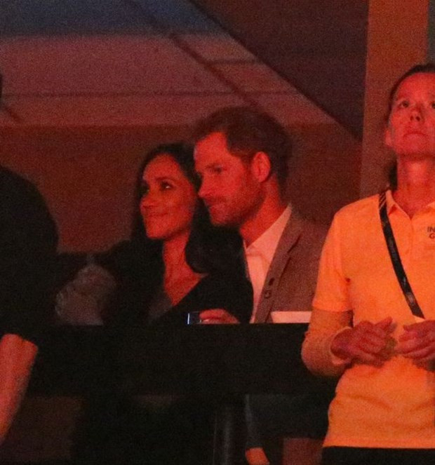 Prens Harry'den herkesin içinde öpücük - Resim: 3