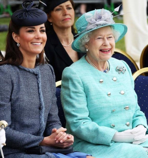 Kraliçe neden renkli kıyafetler giyiyor? - Resim: 4