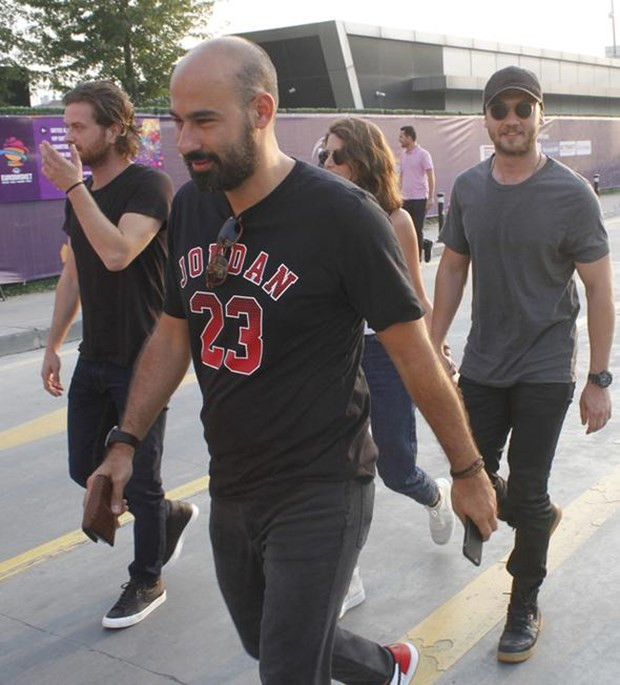 Görenler tanıyamadı! Sıcak havada botlarını çıkarmadı - Resim: 1