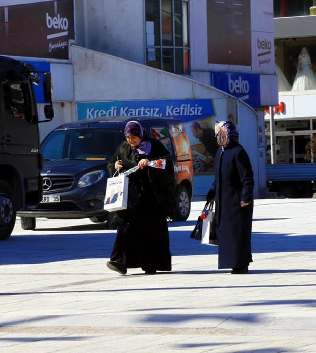 Erzincan'da kadınlar için gökyüzünden karanfil atıldı - Resim: 1
