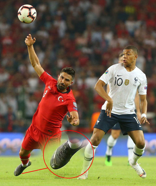 Hasan Ali Kaldırım'ın kramponlarında dikkat çeken detay - Resim: 0