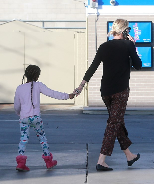 Oğlunu öyle bir giydiriyor ki.. - Resim: 4