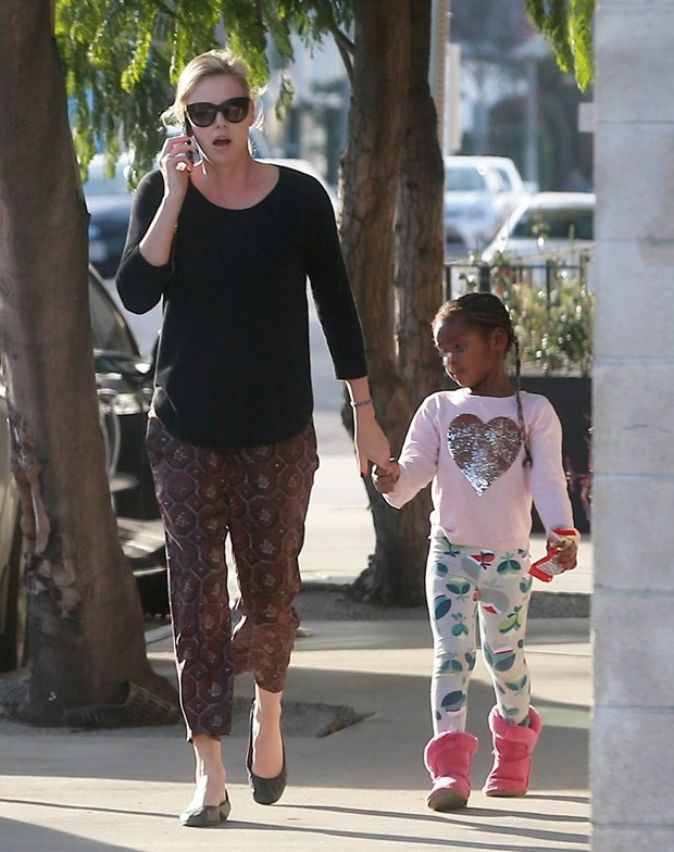 Oğlunu öyle bir giydiriyor ki.. - Resim: 1