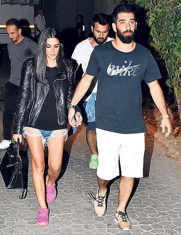 Arda Turan aşka geldi Aslıhan Doğan'la dudak dudağa yakalandı - Resim: 4