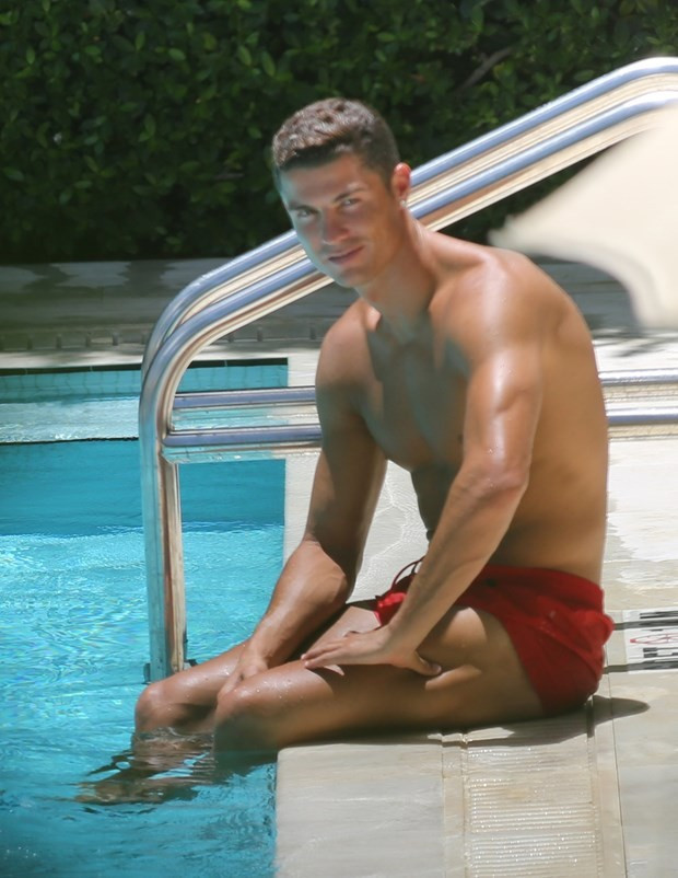 Christiano Ronaldo’nun ojeli tırnakları - Resim: 2