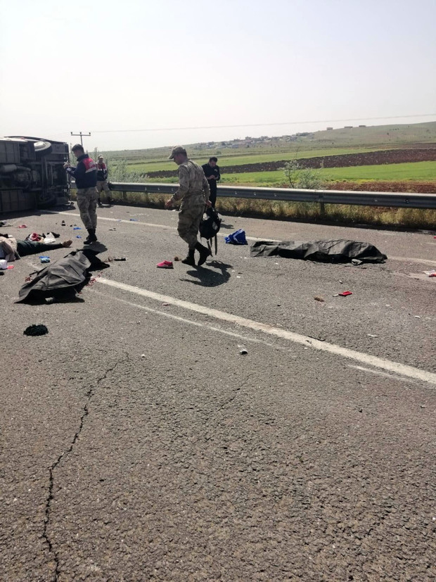 1 Mayıs yolunda otobüs devrildi! 5 ölü 14 yaralı - Resim: 0