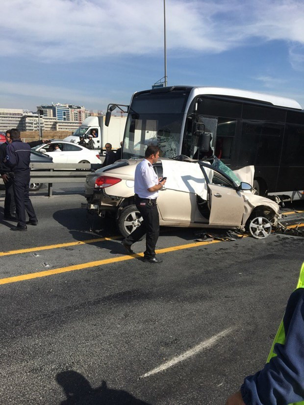 Metrobüs kazası ilk görüntüler hurdaya döndü - Resim: 1