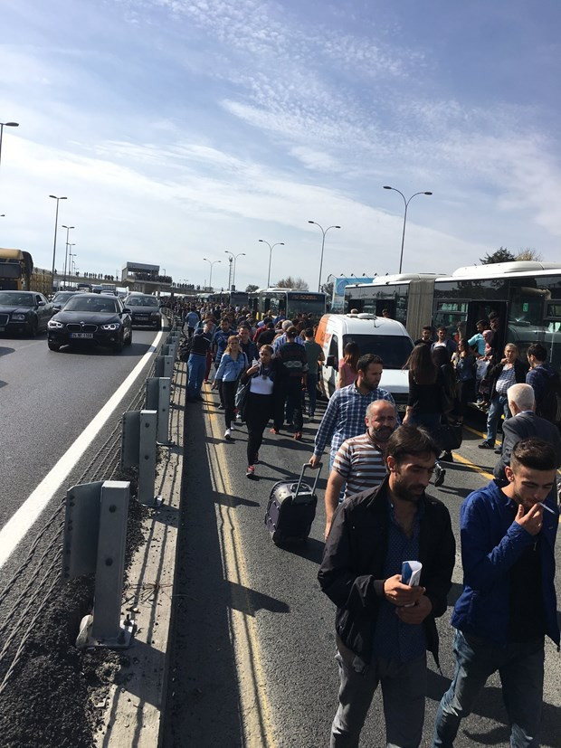 Metrobüs kazası ilk görüntüler hurdaya döndü - Resim: 4