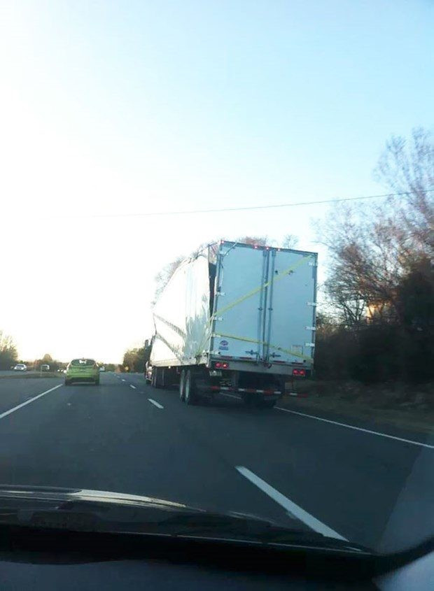 Bu fotoğraftaki detayı çözene aşk olsun! Banyoda kelepçe ile... - Resim: 4