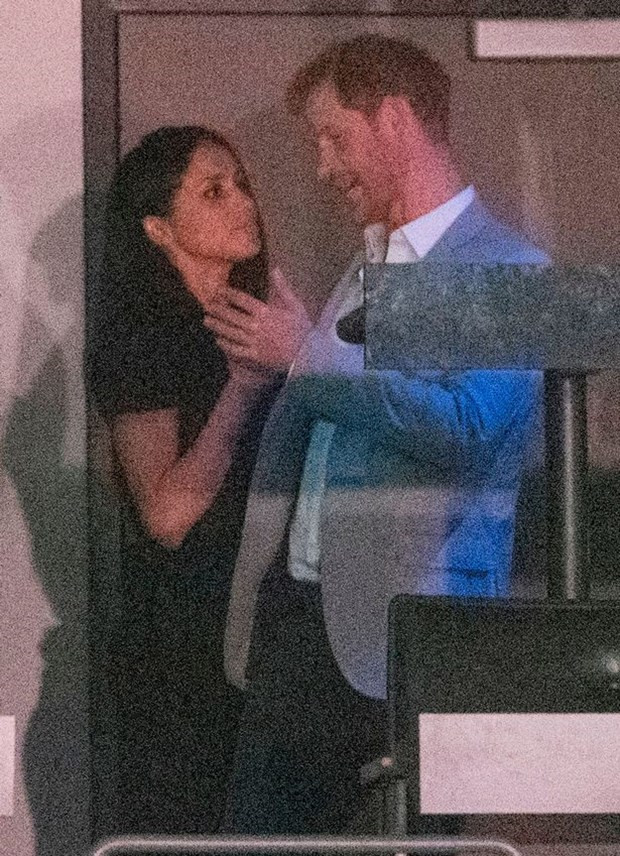 Prens Harry'den herkesin içinde öpücük - Resim: 1