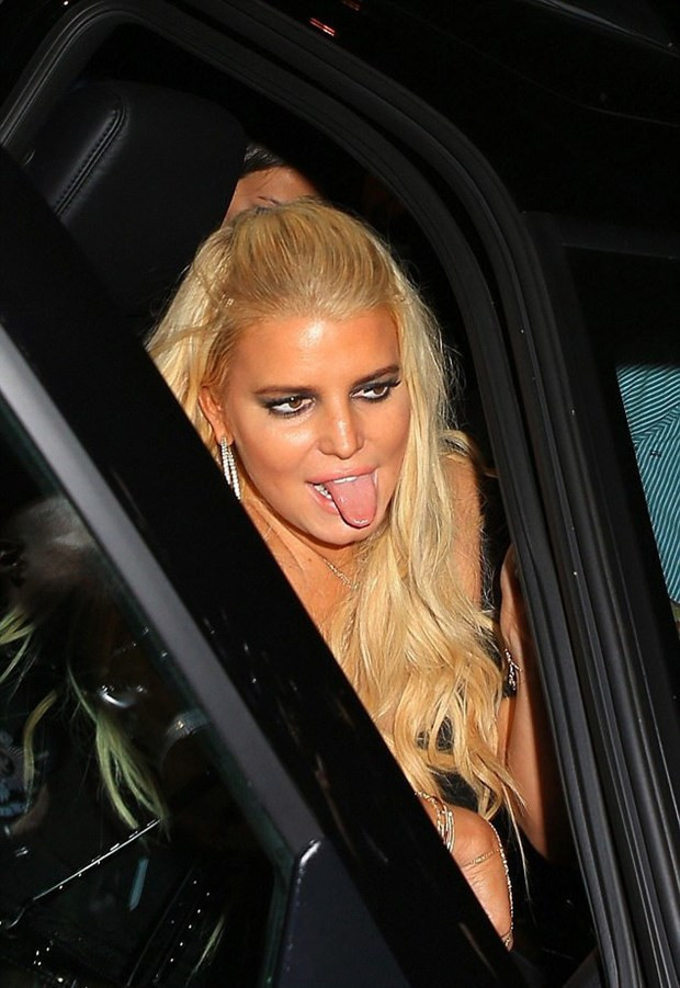 Ünlü şarkıcı fena dağıttı! Ayakta duramadı - Resim: 4