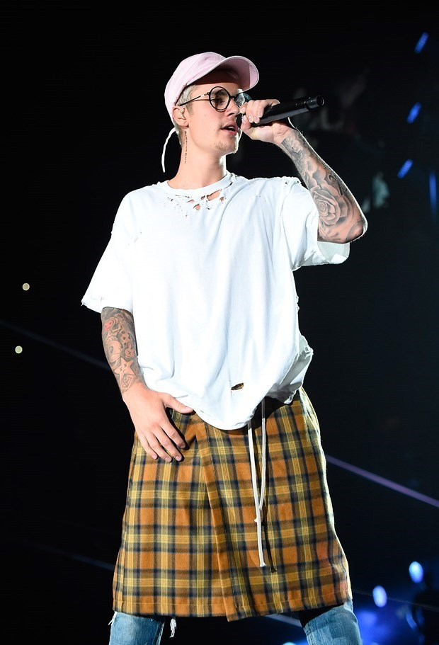 Araba kullanırken telefon kullanırsan böyle olur Justin! - Resim: 4