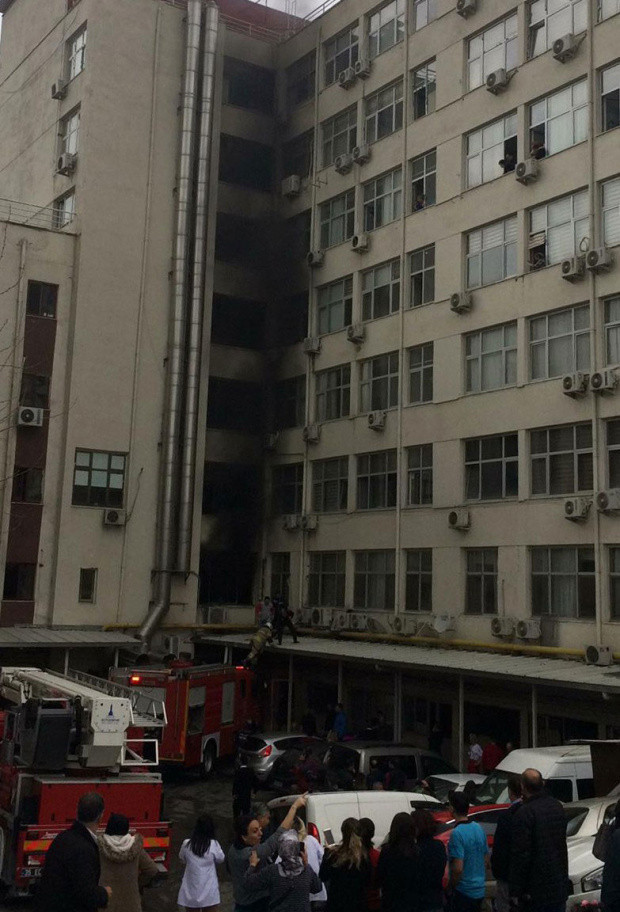 İzmir Tepecik hastanesinde büyük panik! Hastalar camdan tahliye edildi - Resim: 3
