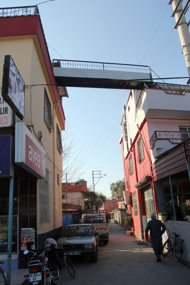 Çocukları yorulmasın diye evden eve üst geçit yaptı - Resim: 4