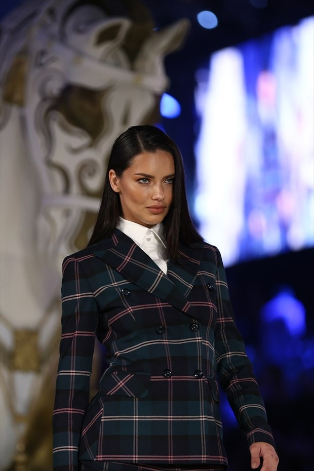 Adriana Lima Türkiye'de defilede öyle bir şey yaptı ki... - Resim: 2
