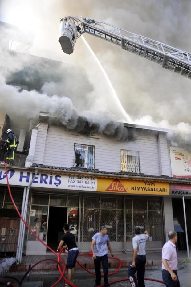Sanayi sitesinde 10 işyeri kül oldu - Resim: 2