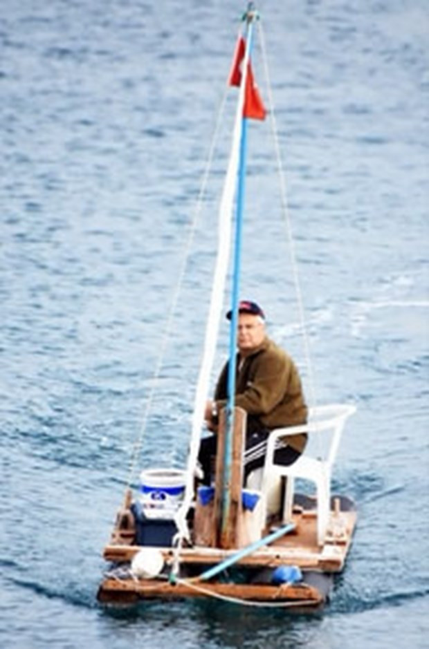 Atık malzemelerden kendine tekne yaptı - Resim: 2