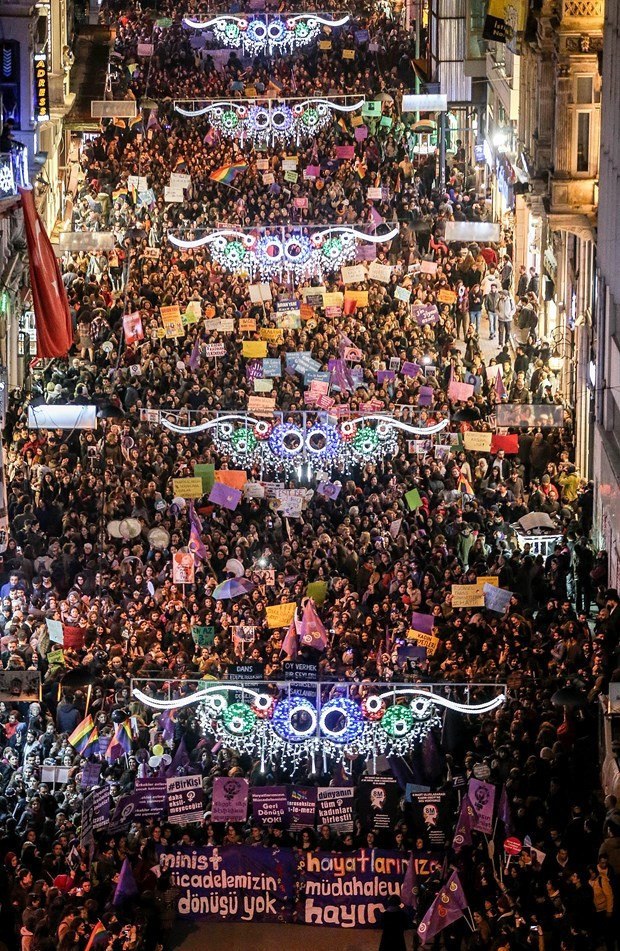 Binlerce kadın bir oldu Taksim'i böyle salladı! - Resim: 1
